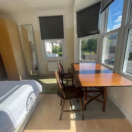 Room With Private Bathroom And Shared Kitchen London Exterior photo